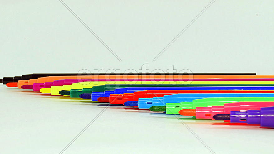 разноцветные фломастеры на белом фоне