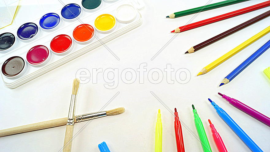 Натюрморт с фломастерами и красками 