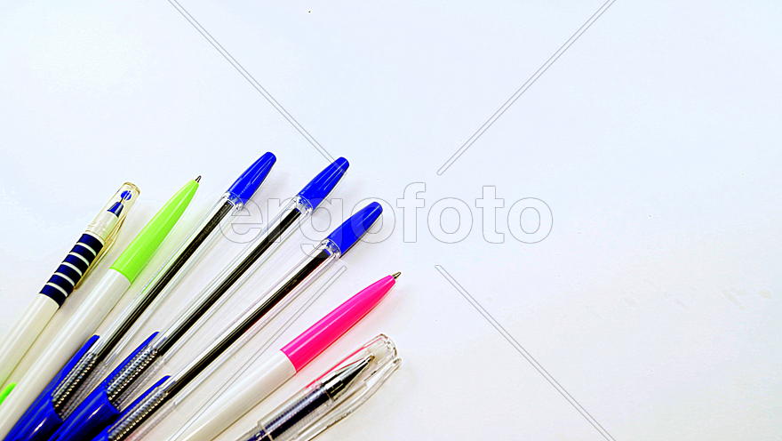 Натюрморт с шариковыми ручками 