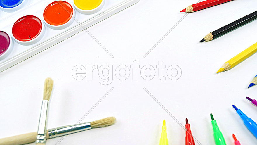 Натюрморт с фломастерами и красками 