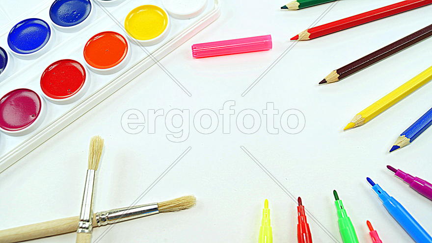 Натюрморт с фломастерами и красками 