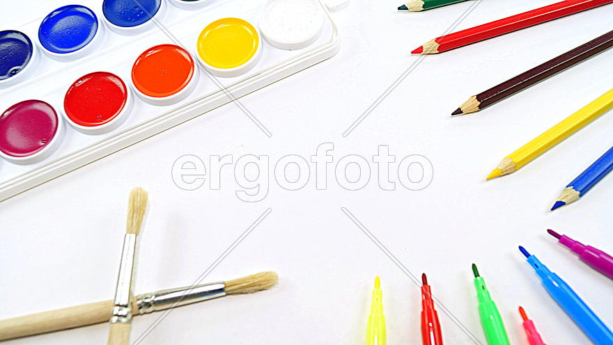 Натюрморт с фломастерами и красками 