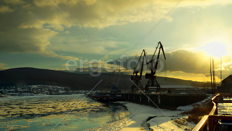 Подъемные краны в порту