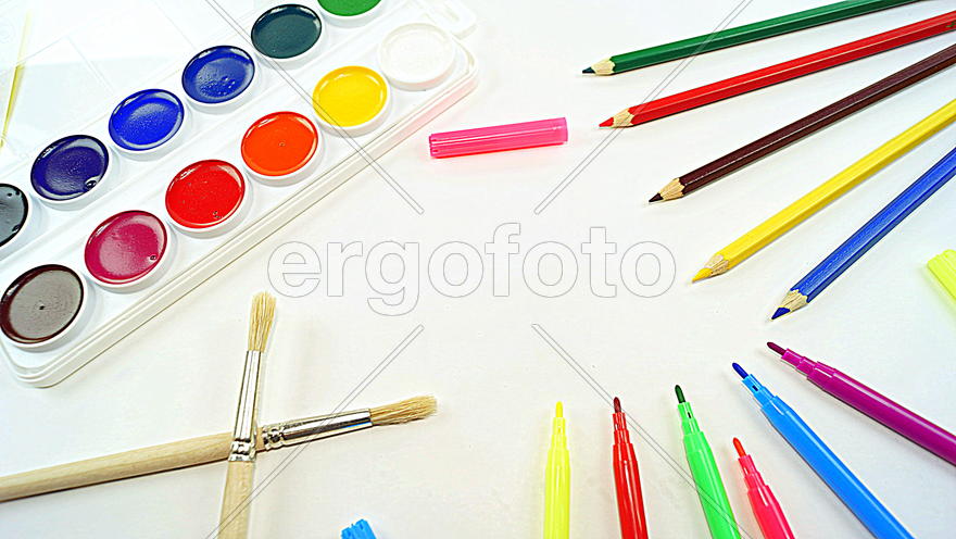 Натюрморт с фломастерами и красками 