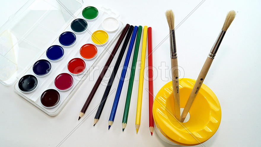 Натюрморт с красками 