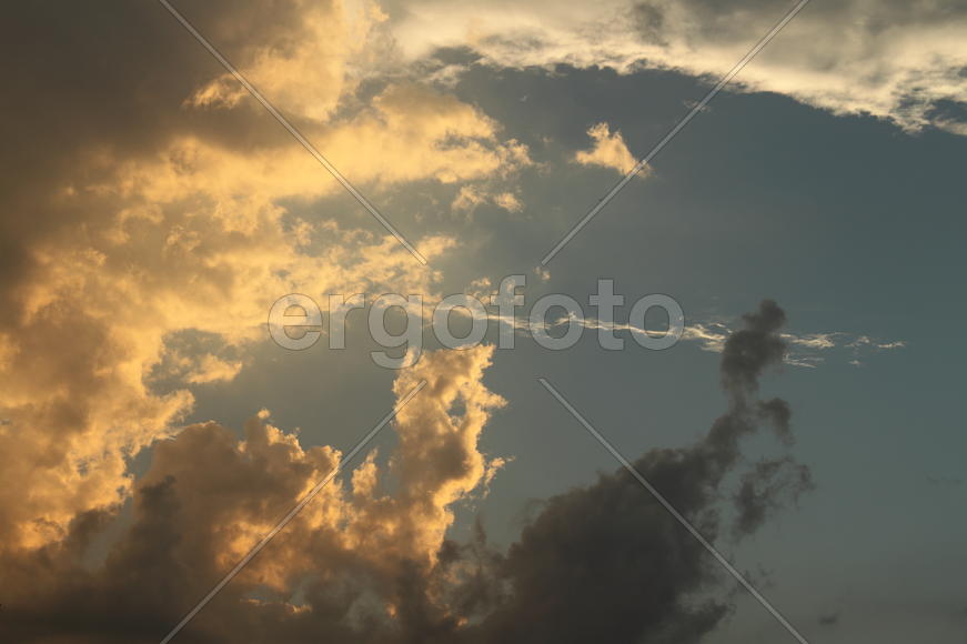 Разноцветные облака в небе 