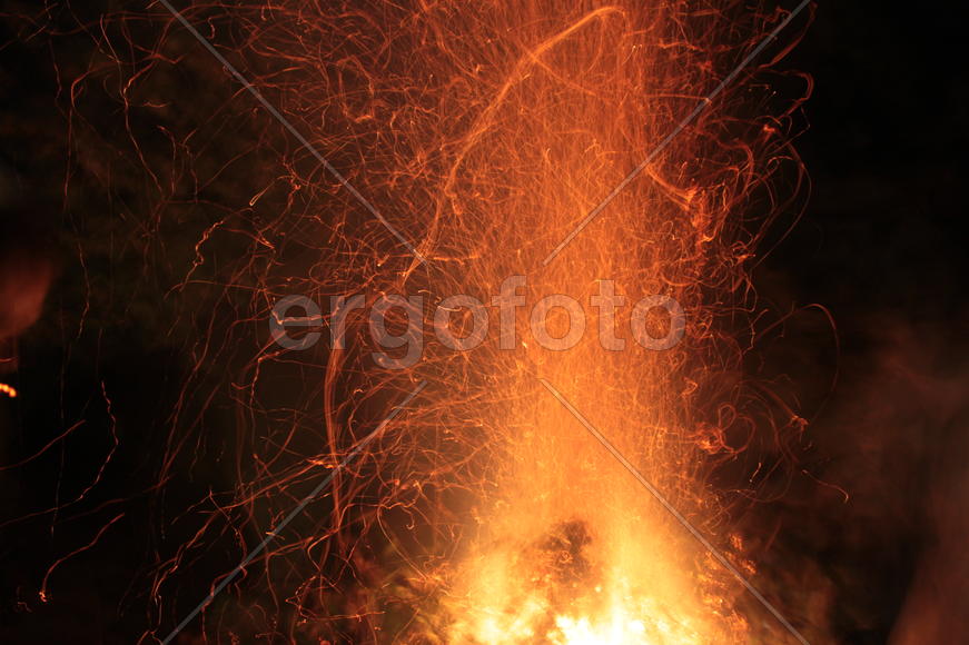 Завораживающее пламя костра