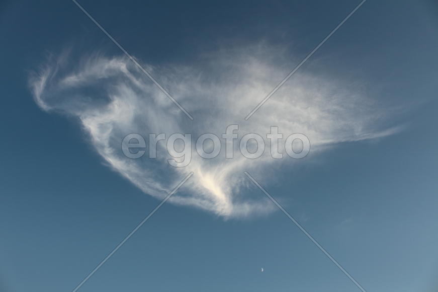 облако на синем небе 