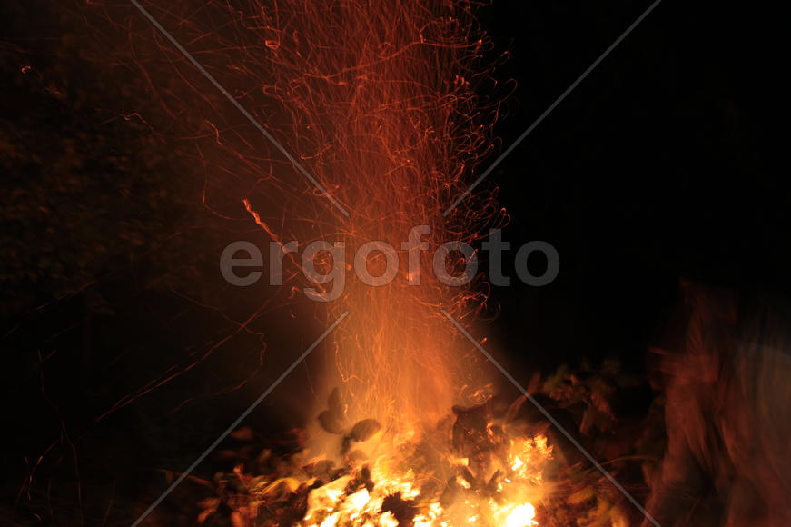 Завораживающее пламя костра