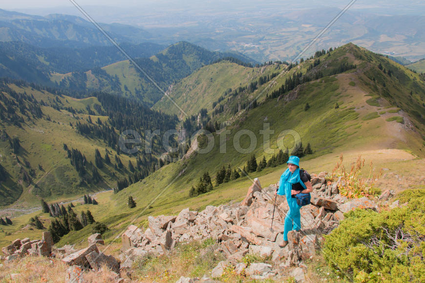 Турист на склоне в горах