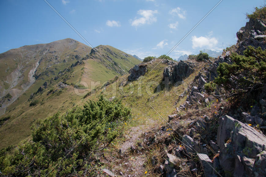 Горный пейзаж на зеленые склоны