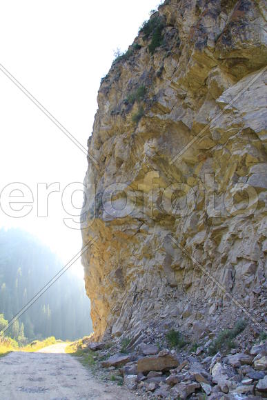 Скалистая стена в тени солнца