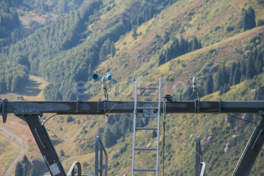 Вышка канатки на фоне гор