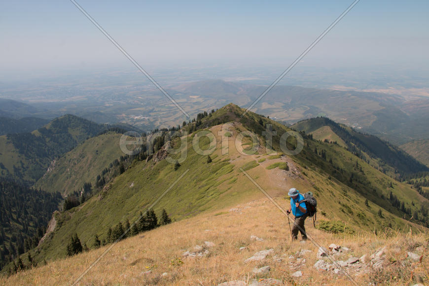 Турист путешествующий по горам