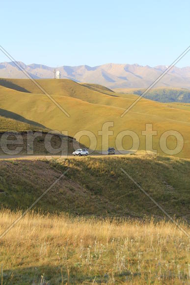 Машины на серпантине в горной местности 