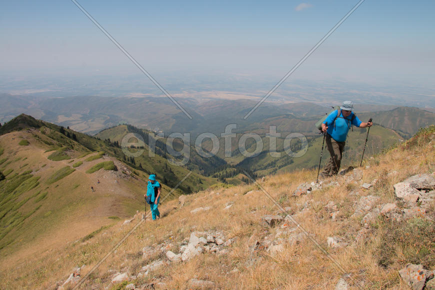 Туристы поднимаются по горному склону
