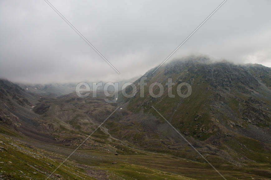 Низкие облака над горами