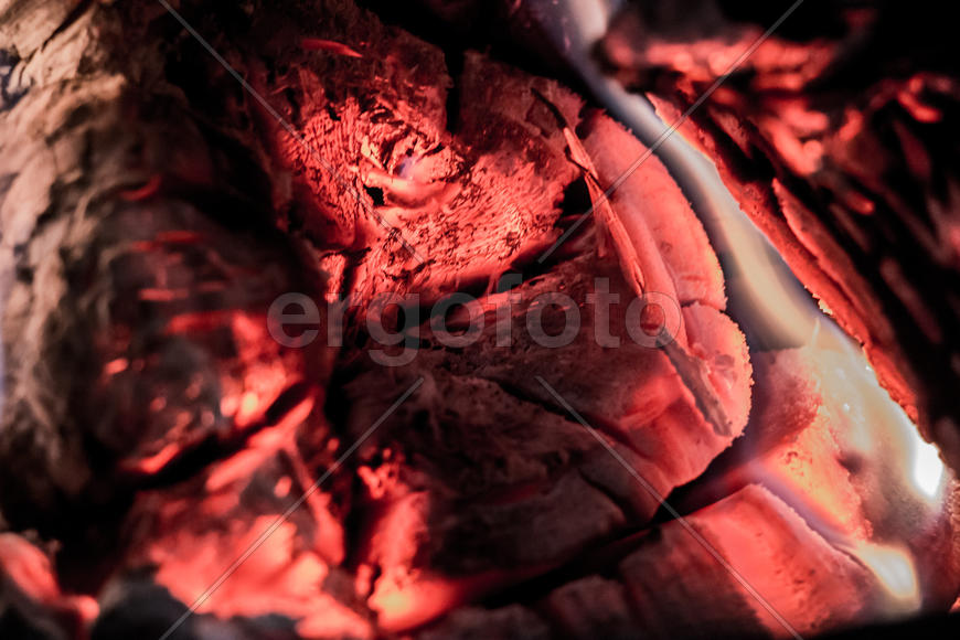 Красные угли в костре