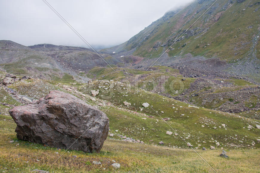 Горный камень на склоне 