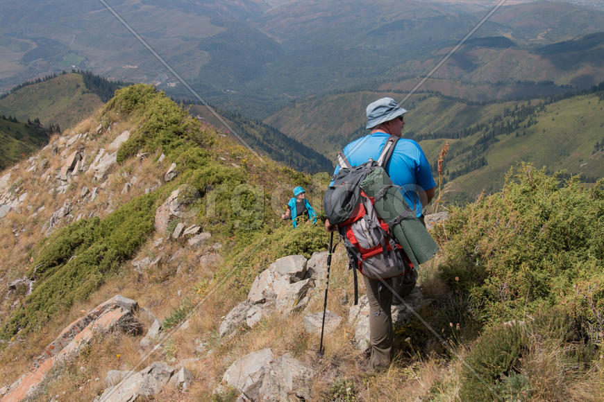 Турист на горном склоне 