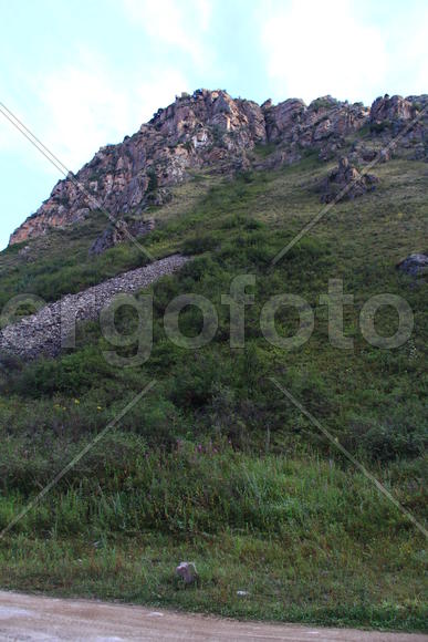 Скалы на зеленом холме