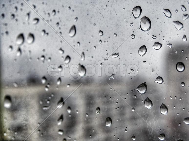 Капли на стекле