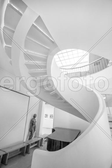 Белая винтовая лестница 