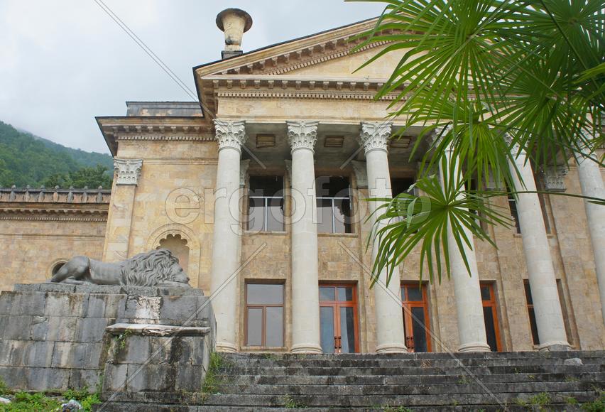 Заброшенный театр в Гаграх