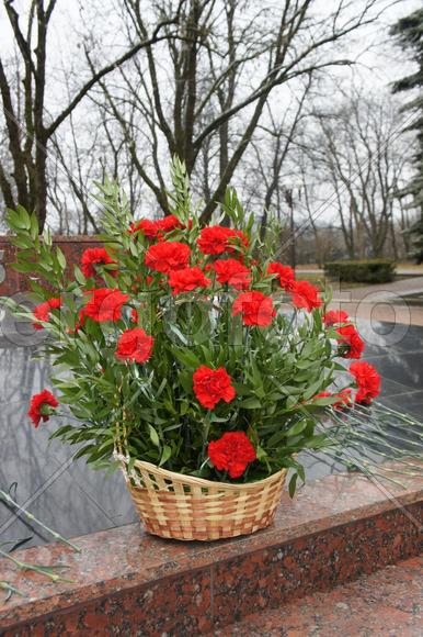 Цветы на мемориале