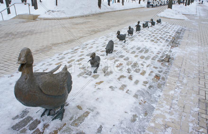 Памятник "Дайте дорогу утятам"