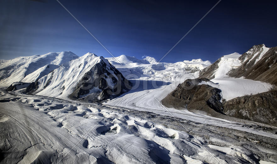 Ледники в горах.