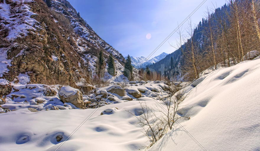 Снег в горах.