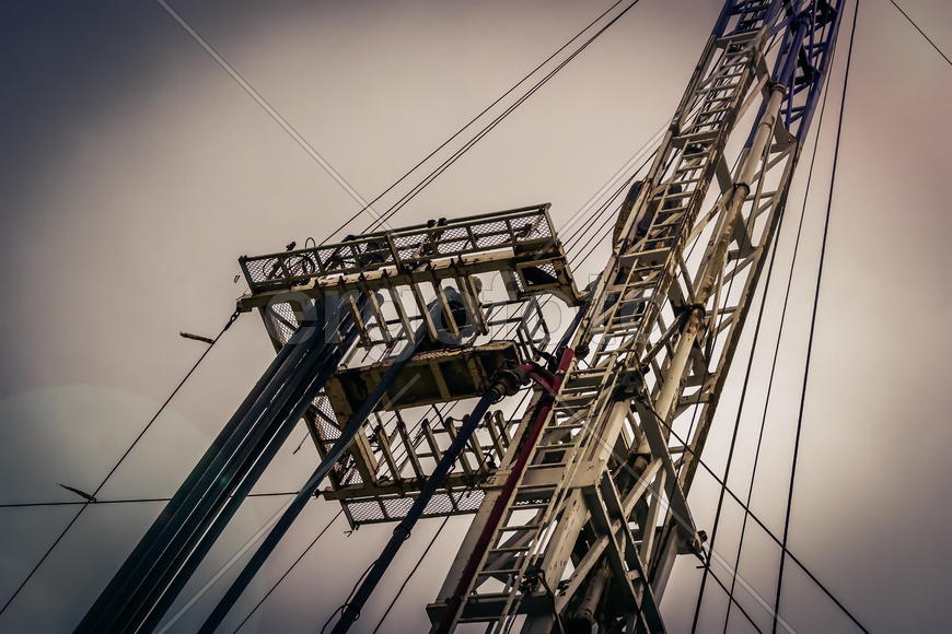 Верховой рабочий на буровой мачте