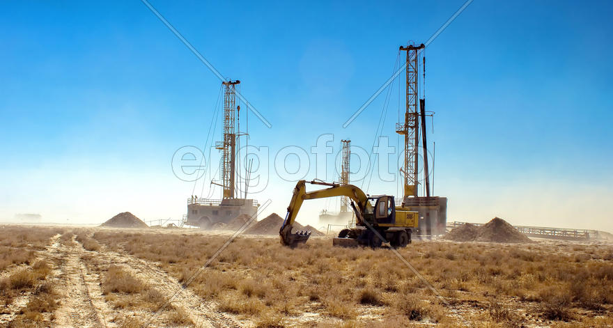 Буровые установки в степи