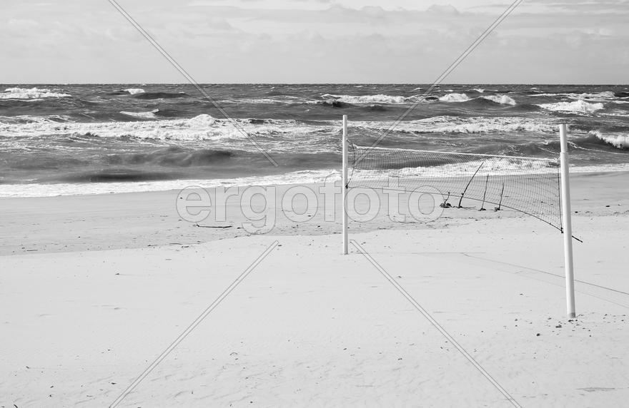 Пляж с видом на неспокойное море 