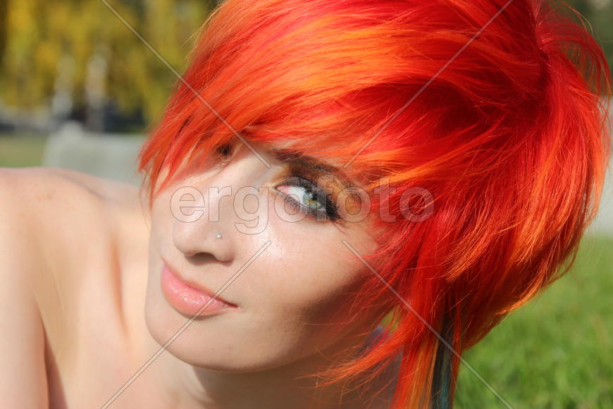 Портрет зеленоглазой девушки с розово-рыжими волосами