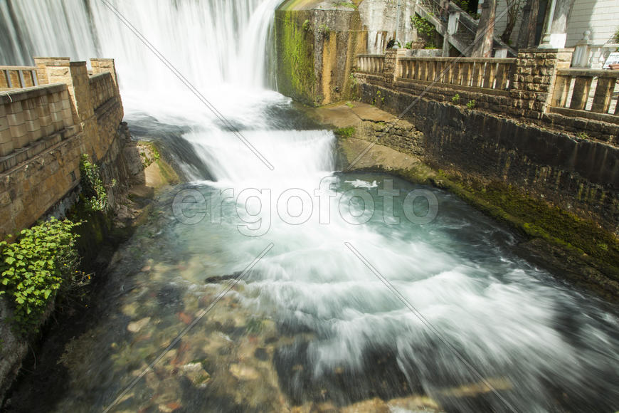 The falls in mountains rustle for all who will wish to hear