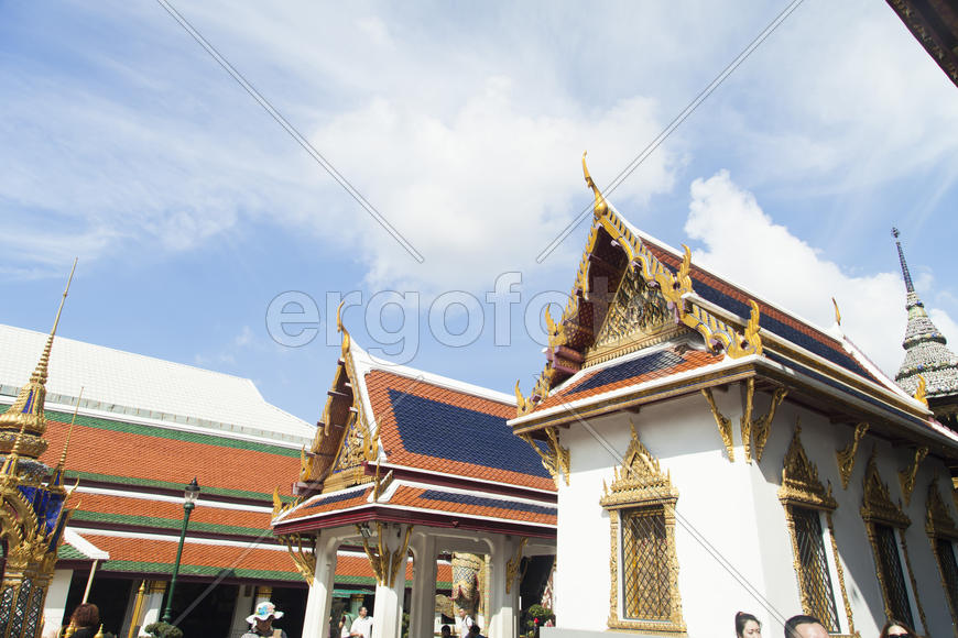 The beautiful Buddhist temple is pleasing to the eye of visitors and parishioners
