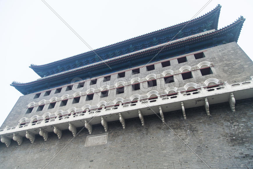 The old Buddhist temple costs waiting for Buddhist parishioners