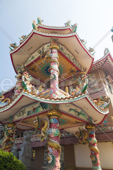 The old Buddhist temple costs waiting for Buddhist parishioners