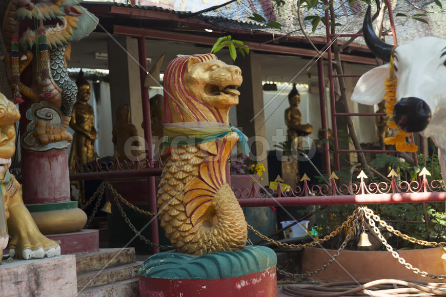 The old Buddhist temple costs waiting for Buddhist parishioners