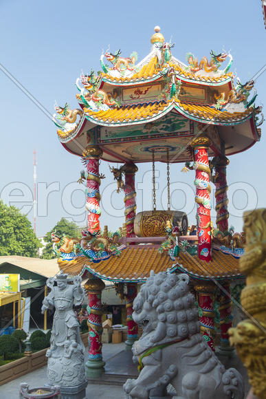 The old Buddhist temple costs waiting for Buddhist parishioners