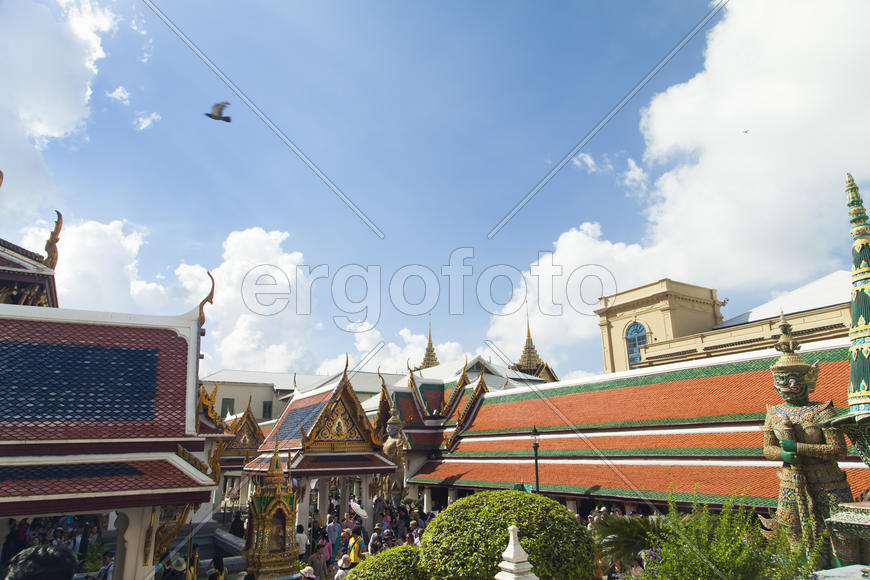The beautiful Buddhist temple is pleasing to the eye of visitors and parishioners