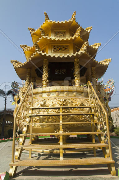 The old Buddhist temple costs waiting for Buddhist parishioners