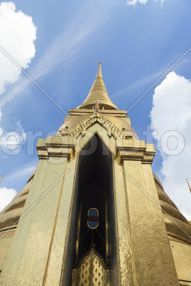 The beautiful Buddhist temple is pleasing to the eye of visitors and parishioners