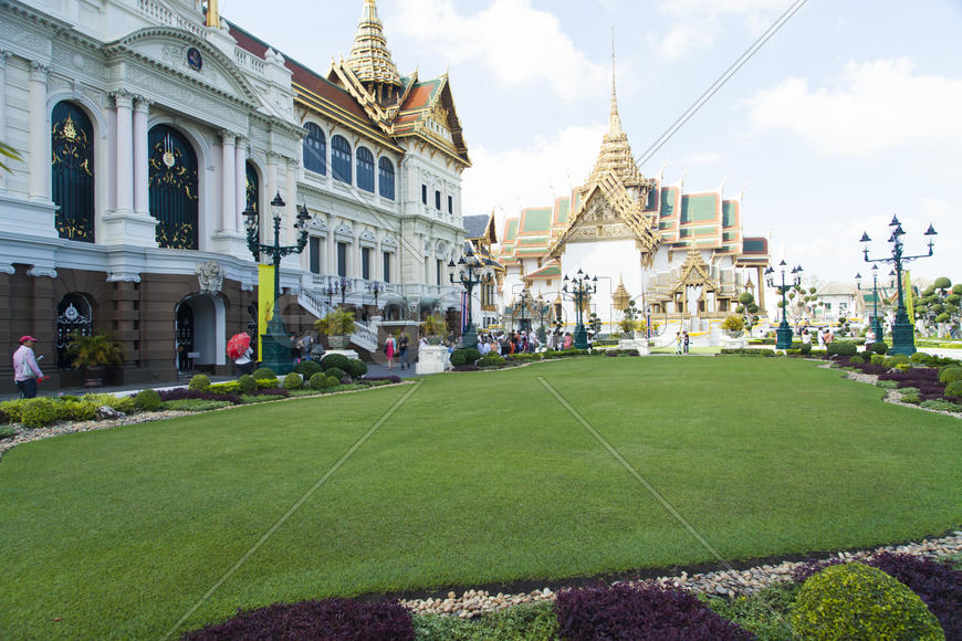 The beautiful Buddhist temple is pleasing to the eye of visitors and parishioners