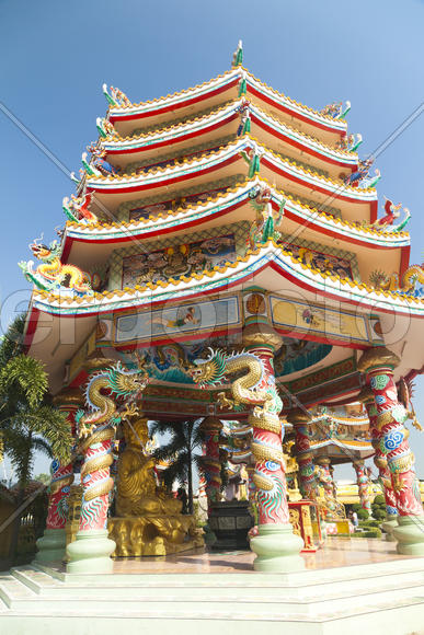 The old Buddhist temple costs waiting for Buddhist parishioners