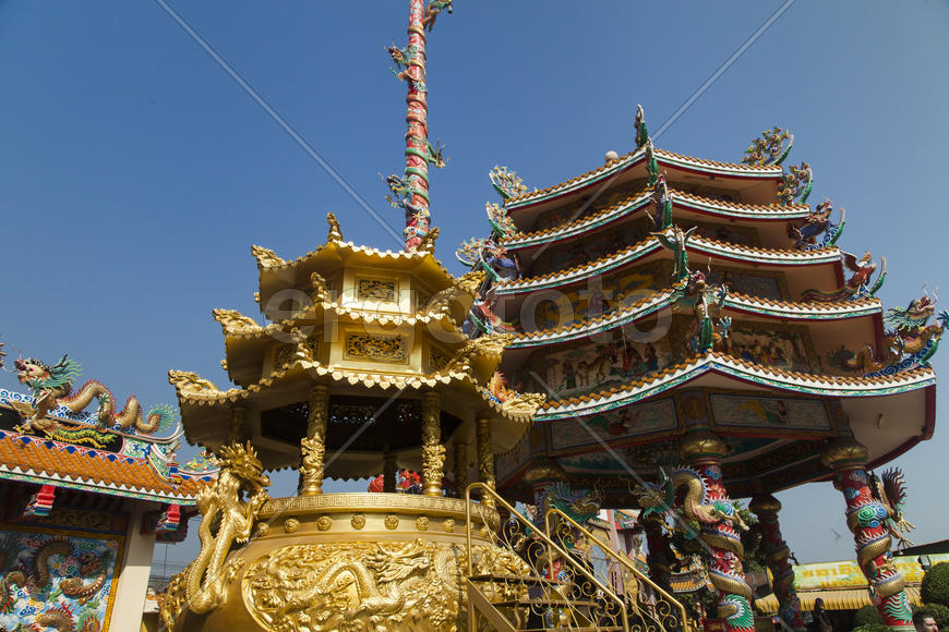 The old Buddhist temple costs waiting for Buddhist parishioners