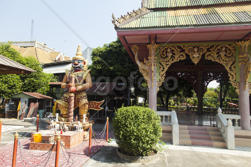 The old Buddhist temple costs waiting for Buddhist parishioners