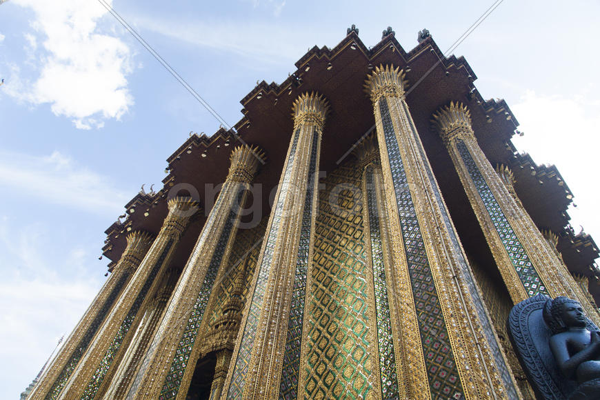 The beautiful Buddhist temple is pleasing to the eye of visitors and parishioners